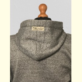 TN hímzett kapucnis pulóver
